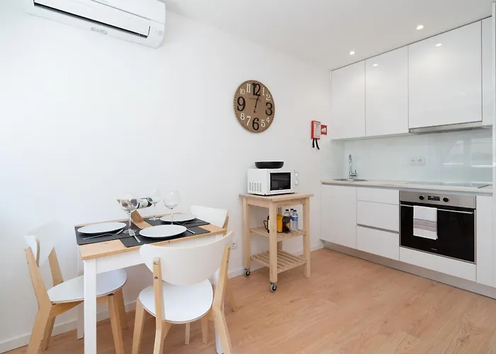 Host Wise - Sweet Sunny Flat With Balcony *