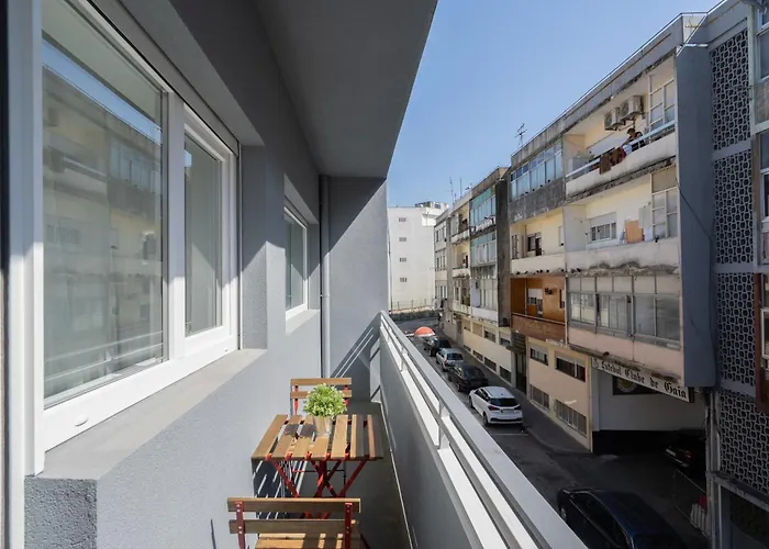 Host Wise - Sweet Sunny Flat With Balcony *