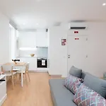 Host Wise - Sweet Sunny Flat With Balcony
