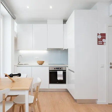 Host Wise - Sweet Sunny Flat With Balcony アパート *