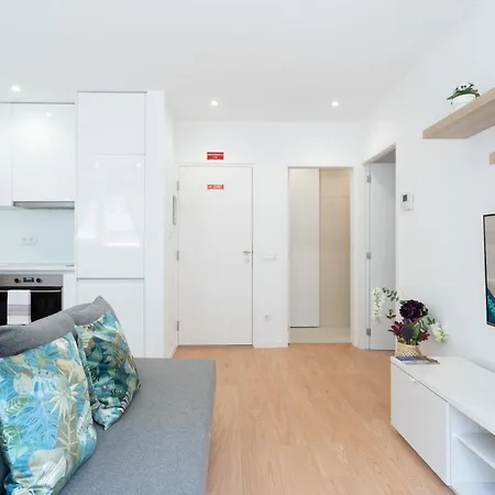 Host Wise - Sweet Sunny Flat With Balcony *