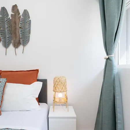 Host Wise - Sweet Sunny Flat With Balcony *