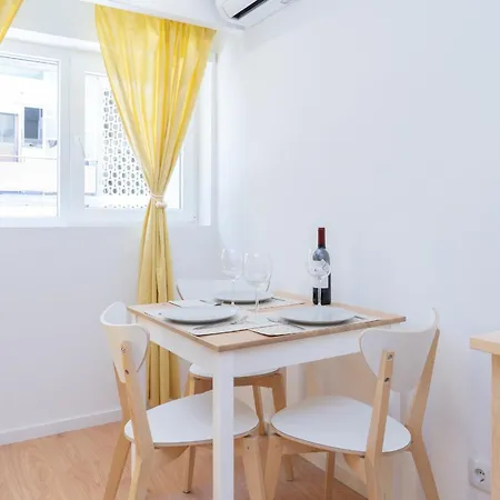 Host Wise - Sweet Sunny Flat With Balcony Апартаменты *