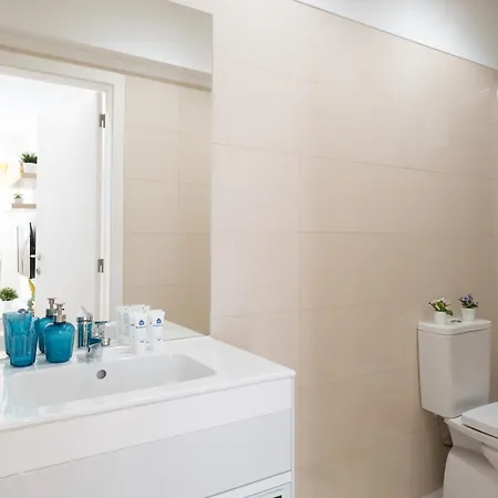 Host Wise - Sweet Sunny Flat With Balcony アパート *