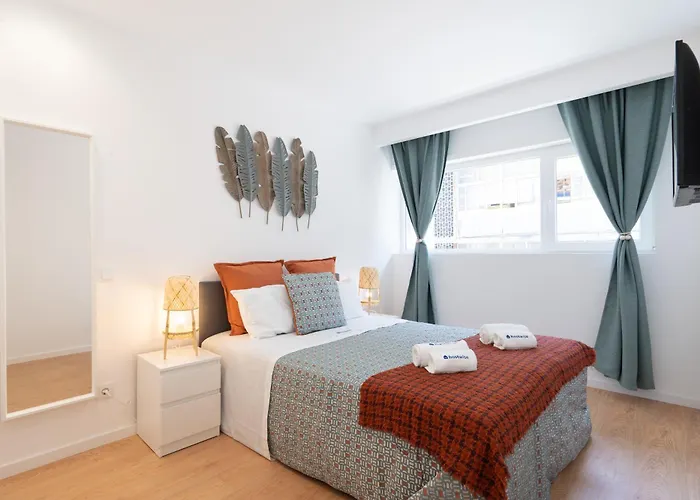 Host Wise - Sweet Sunny Flat With Balcony Apartment