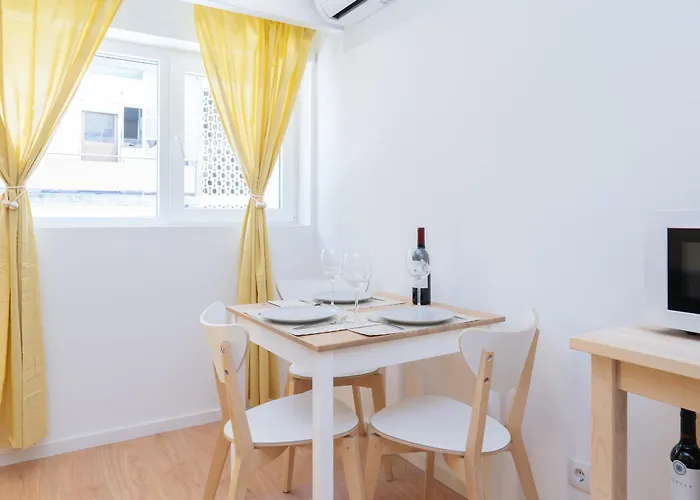 Host Wise - Sweet Sunny Flat With Balcony Apartment *