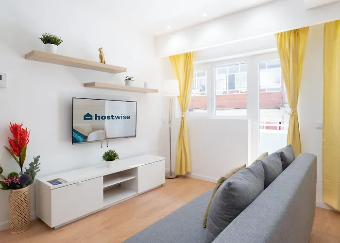 Host Wise - Sweet Sunny Flat With Balcony Apartment